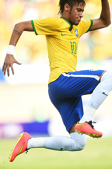 Neymar comemora o primeiro gol do Brasil na vitória sobre o Panamá no estádio Serra Dourada, em Goiânia