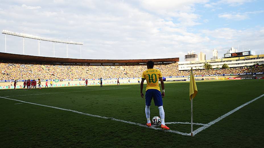 Neymar durante partida contra o Panamá nesta terça-feira (03) no estádio Serra Dourada, em Goiânia