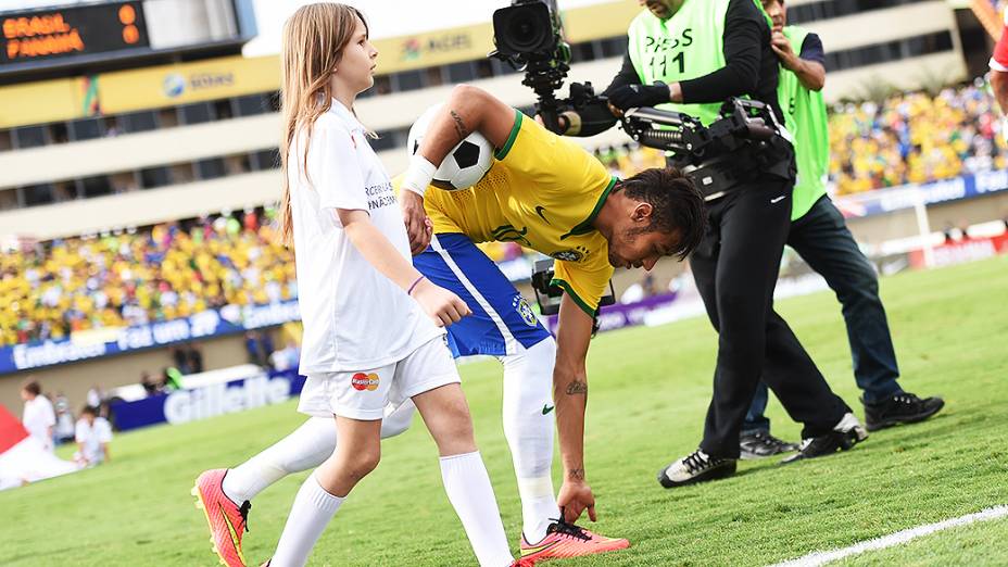 Neymar entra em campo para o amistoso do Brasil contra o Panamá no estádio Serra Dourada, em Goiânia