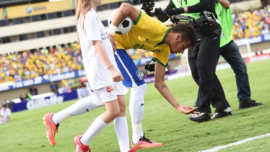 Neymar entra em campo para o amistoso do Brasil contra o Panamá no estádio Serra Dourada, em Goiânia