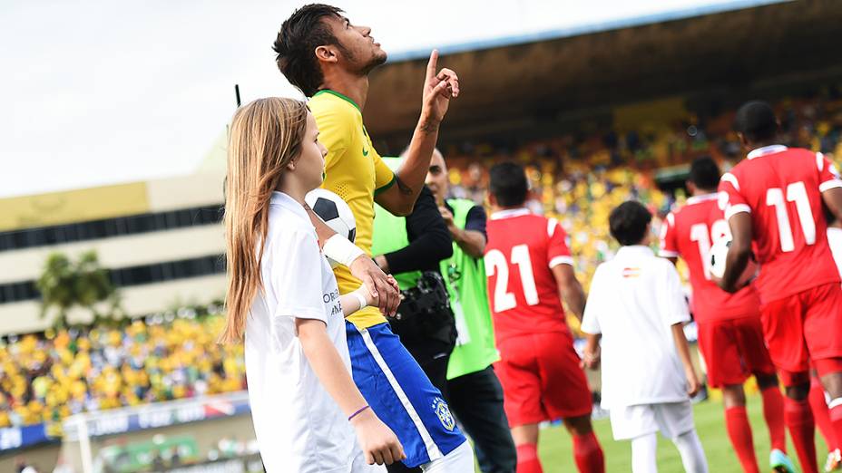 Neymar entra em campo para o amistoso do Brasil contra o Panamá no estádio Serra Dourada, em Goiânia
