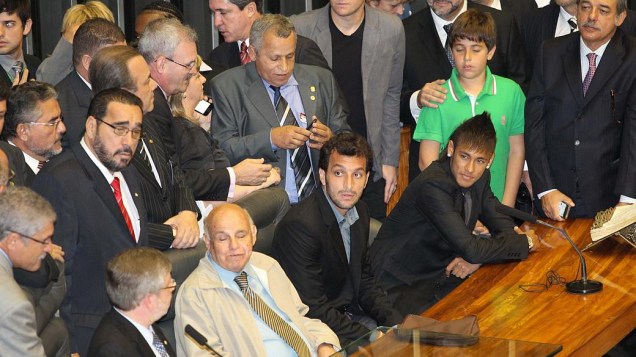 Neymar, o ex-craque Pepe e outros ídolos do Santos foram homenageados na Câmara. O astro da seleção foi cercado por parlamentares (e seus filhos)