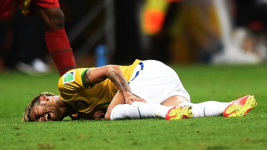 Neymar cai no gramado após falta de jogador camaronês