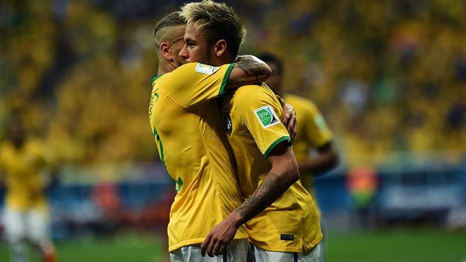 Neymar comemora com Daniel Alves gol contra Camarões no Mané Garrincha, em Brasília