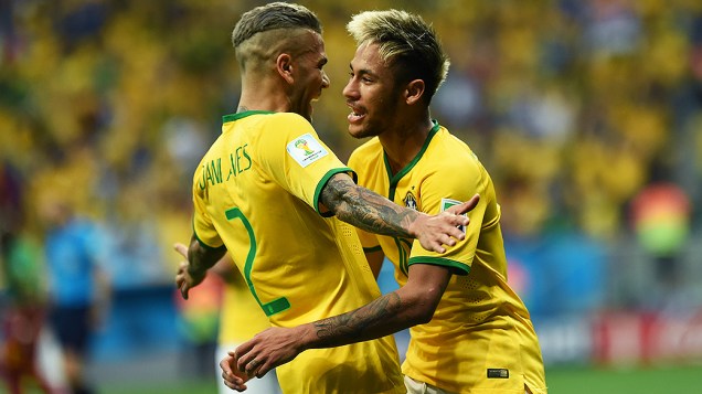 Neymar comemora com Daniel Alves gol contra Camarões no Mané Garrincha, em Brasília