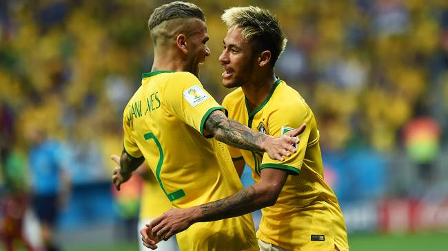 Neymar comemora com Daniel Alves gol contra Camarões no Mané Garrincha, em Brasília