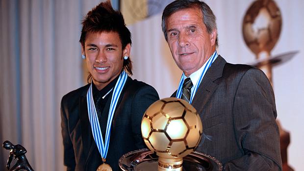Neymar recebeu o prêmio ao lado do técnico Oscar Tabárez, da seleção do Uruguai