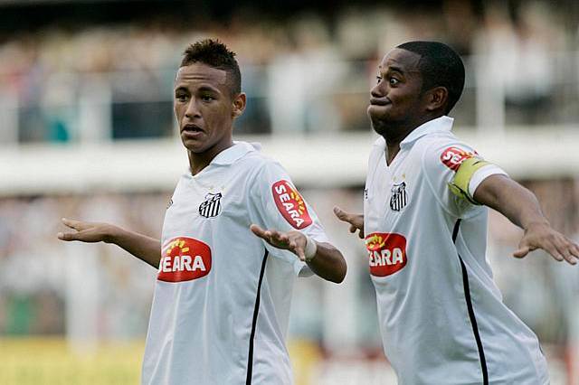 Neymar comemora com Robinho seu segundo gol sobre o São Paulo.