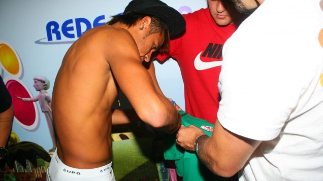 Neymar veste abadá em Salvador (19/02/2012)