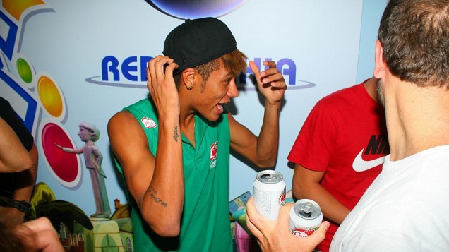 Neymar aproveita o carnaval de Salvador (19/02/2012)