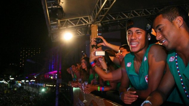 Neymar aproveita o carnaval de Salvador