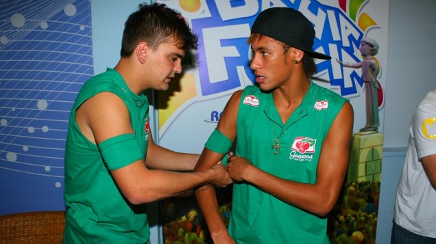Neymar e um amigo cortam o abadá em Salvador (19/02/2012)