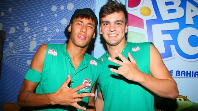 Neymar aproveita o carnaval de Salvador com amigos (19/02/2012)
