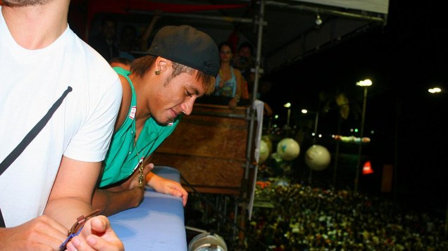 Neymar aproveita o carnaval de Salvador (19/02/2012)