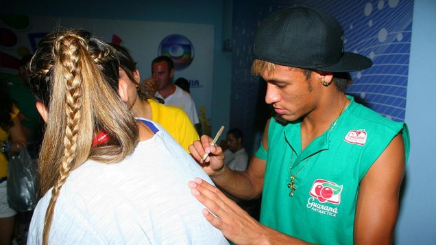 Neymar dá autógrafos durante o carnaval de Salvador (19/02/2012)