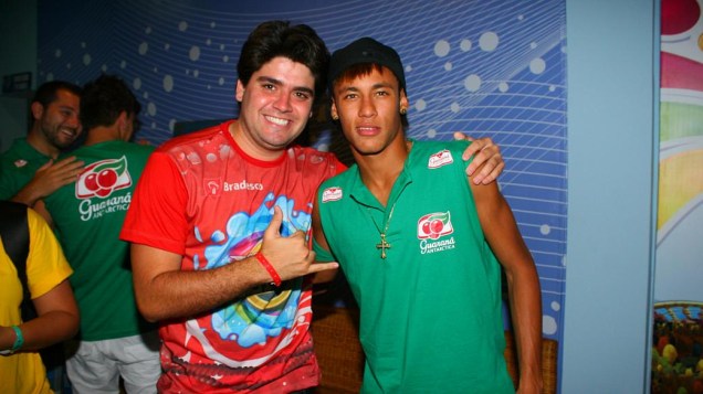 Neymar tira foto com fã em Salvador (19/02/2012)