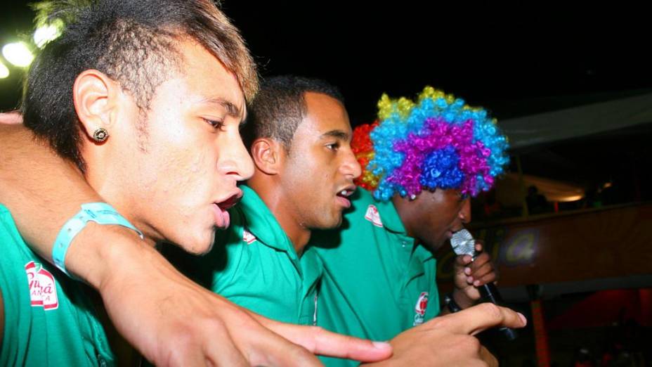Neymar, Lucas e Thiaguinho curtem o carnaval de Salvador (19/02/2012)