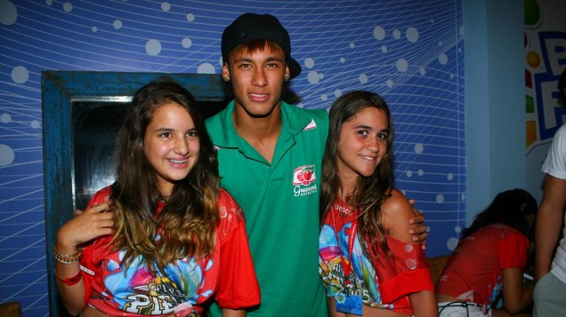 Neymar tira foto com fãs em Salvador (19/02/2012)<br>   