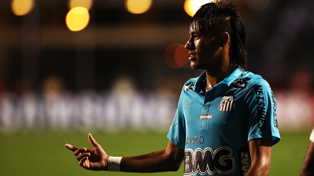 Neymar durante a partida entre Corinthians e Santos no Pacaembu