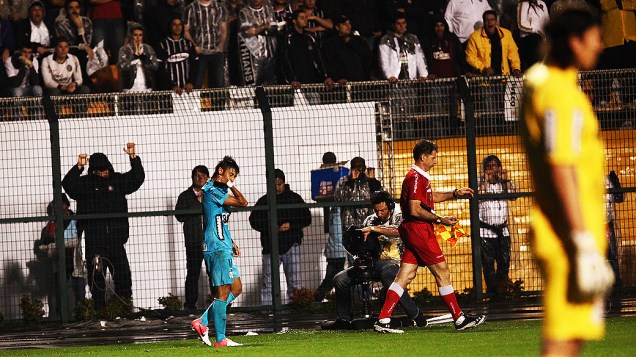 Neymar commora o gol na partida entre Corinthians e Santos