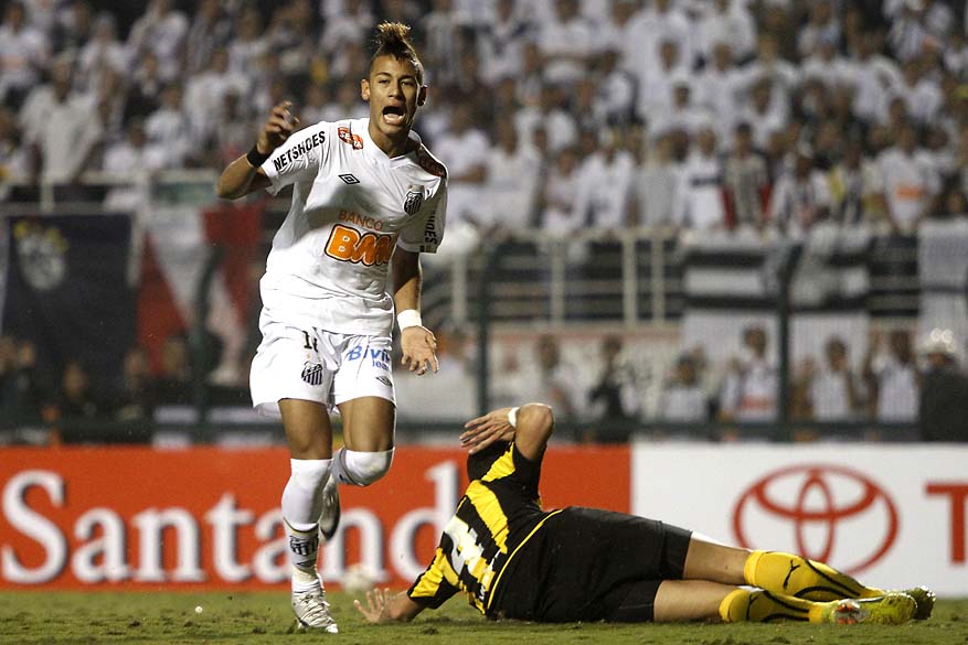 Neymar em lance com Alejandro, do Peñarol, durante partida válida pela final da Copa Libertadores da América 2011, no estádio do Pacaembu, São Paulo