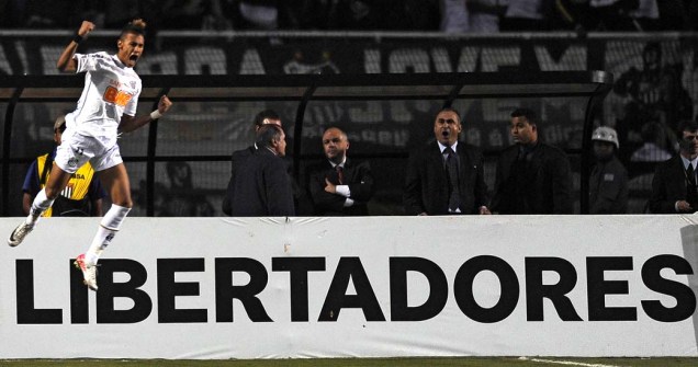 Neymar comemora após marcar o primeiro gol do Santos na partida válida pela final da Copa Libertadores da América 2011, no estádio do Pacaembu, São Paulo