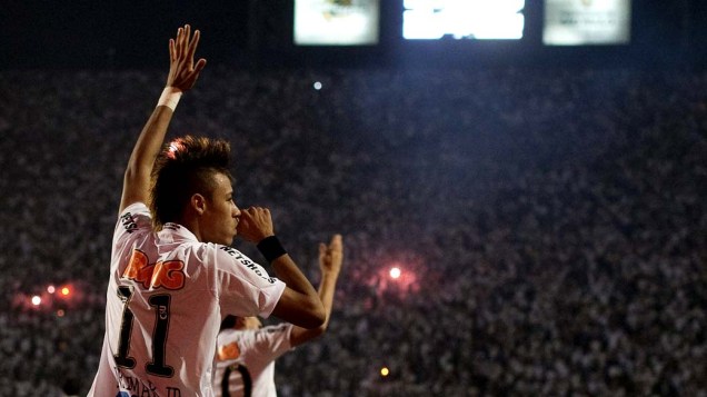 Neymar comemora após marcar o primeiro gol do Santos na partida válida pela final da Copa Libertadores da América 2011, no estádio do Pacaembu, São Paulo