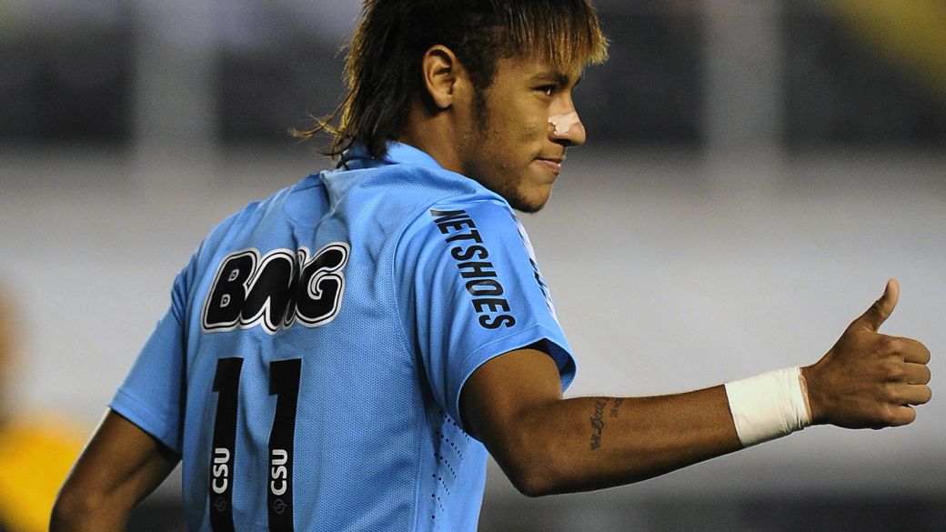 Neymar na vitória por 2 a 0 contra o Strongest, na Vila Belmiro; o resultado deu ao Santos o primeiro lugar em seu grupo, na última rodada da primeira fase