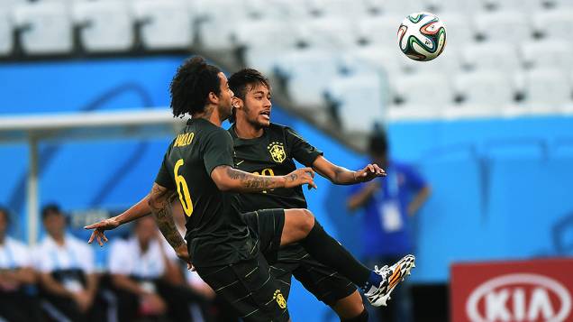 Neymar e Marcelo durante treino da seleção brasileira no Itaquerão, em São Paulo