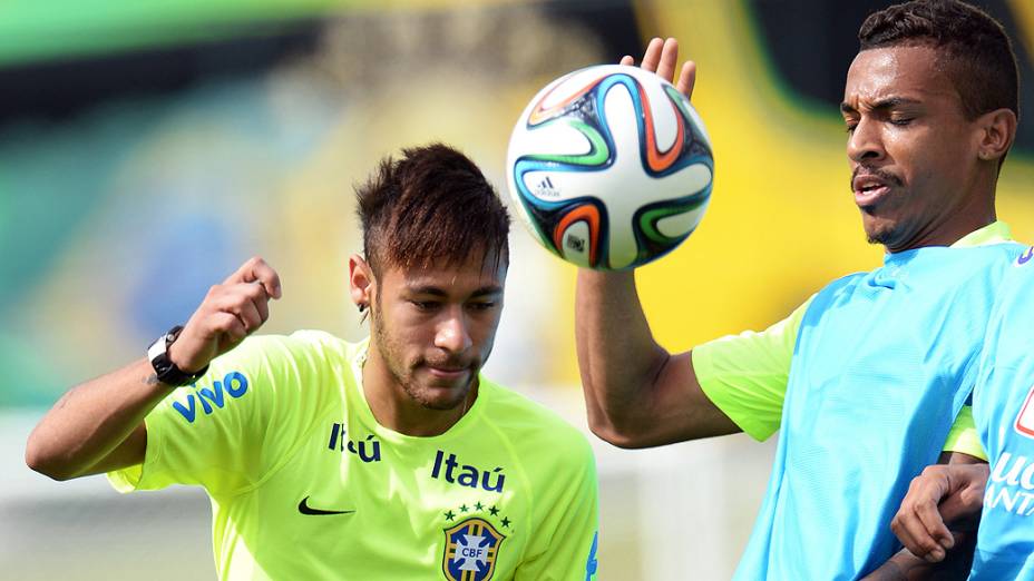 O jogador Neymar da seleção brasileira, em treino no campo da Granja Comary, em Teresópolis, na Região Serrana do Rio de Janeiro, nesta quinta-feira (29)