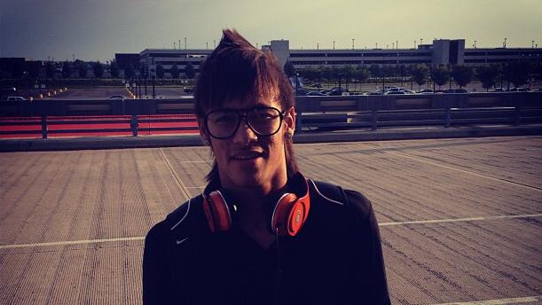 Neymar compartilha no twitter foto chegando a aeroporto de Washington