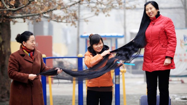 Ni Linmei deixa o cabelo de 2,53 metros crescer há 14 anos em Taiyuan, China