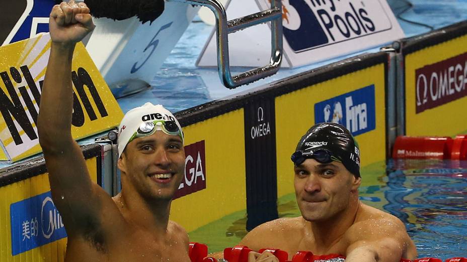 Nicholas Santos (d) conquista a prata dos 50m borboleta