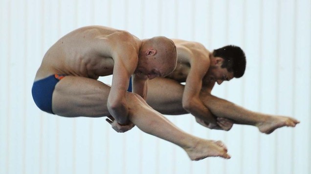 Os ingleses Nick Robinson-Baker e Chris Mears participam da prova dos 3m sincronizados durante o Campeonato Nacional de Mergulho em Leeds, Inglaterra