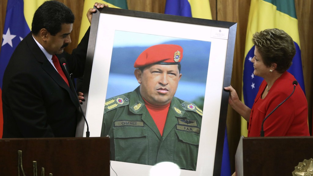 EXEMPLO – Nicolás Maduro, presidente da Venezuela, presenteia presidente Dilma Rousseff com uma imagem do falecido coronel Hugo Chávez: foto é do ano passado, mas o alinhamento de ideias segue atual