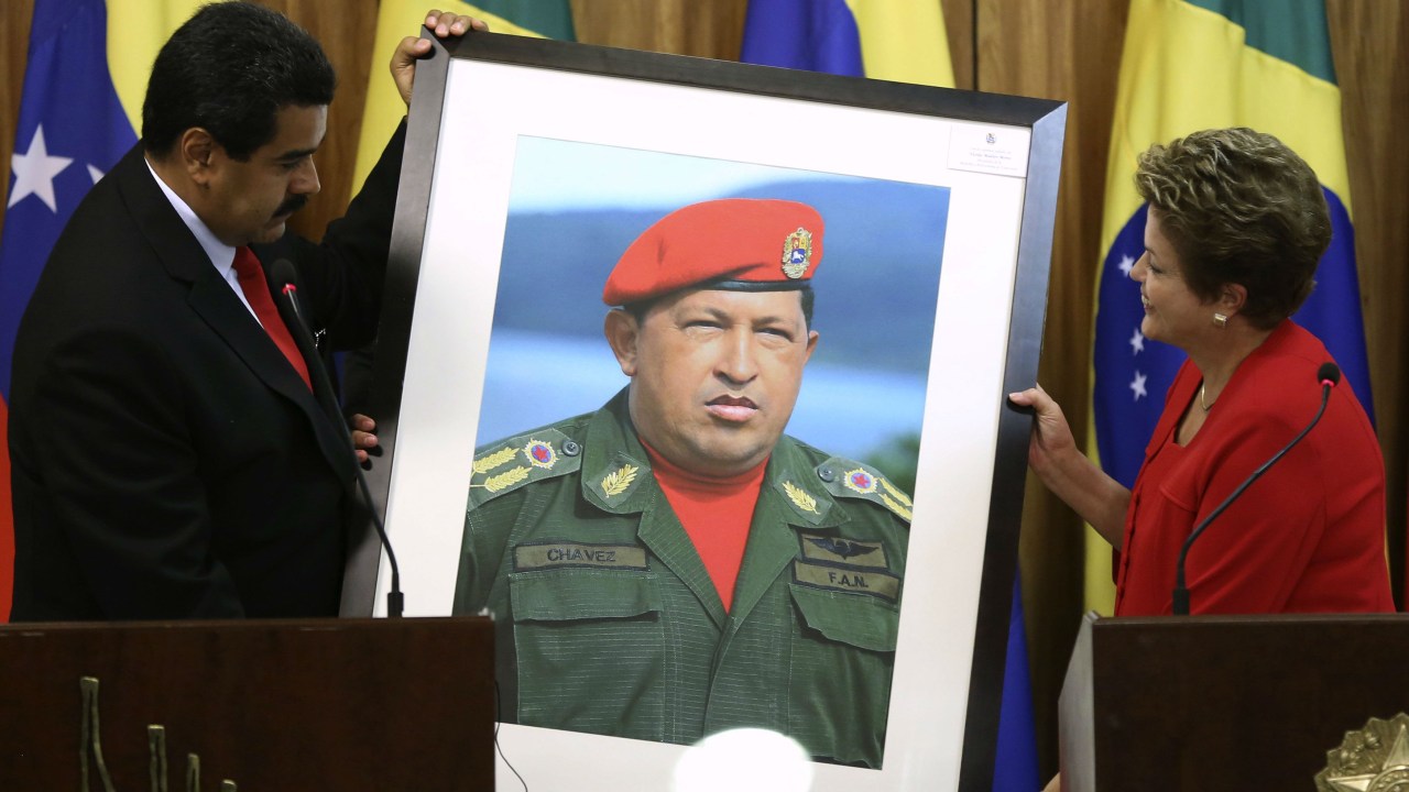 Nicolás Maduro, presidente da Venezuela, presenteia presidente Dilma Rousseff com uma imagem do falecido coronel Hugo Chávez