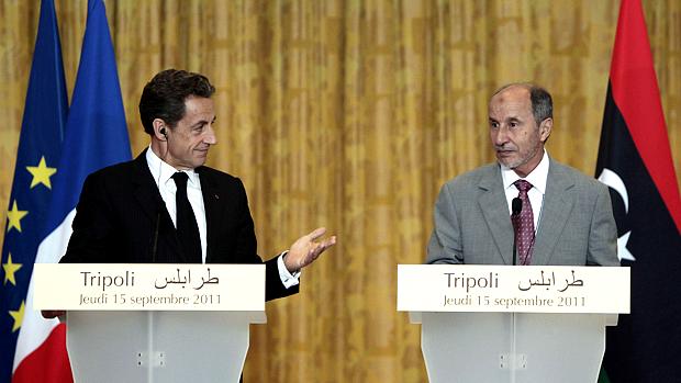 Nicolas Sarkozy e Mustafa Abdel Jalil participam de conferência em Trípoli