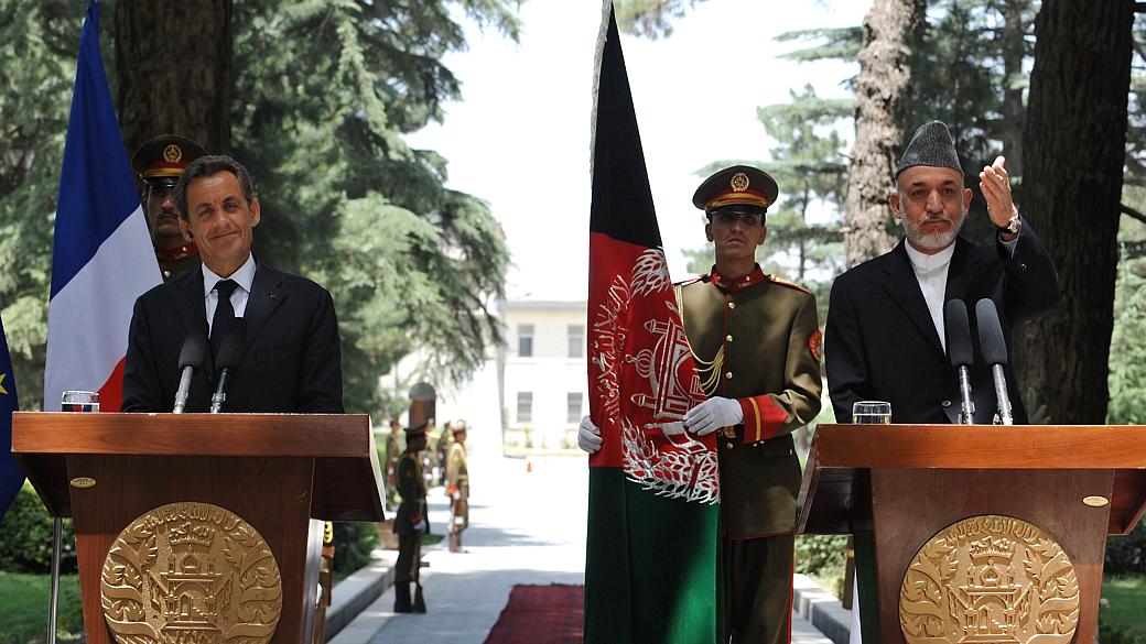 Os presidentes da França, Nicolas Sarkozy, e do Afeganistão, Hamid Karzai, em entrevista coletiva no palácio presidencial de Cabul