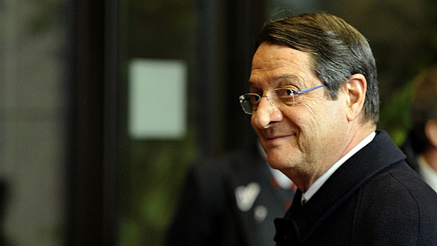 O presidente do Chipre, Nicos Anastasiades, sorri ao deixar reunião em Bruxelas depois de ter fechado o acordo com os credores
