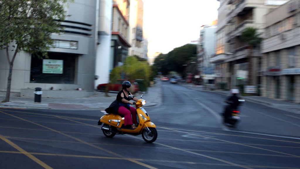 Mulher anda de moto em Nicosia, capital do Chipre