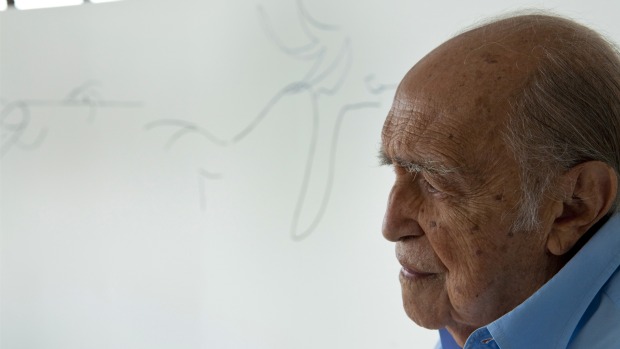 O arquiteto Oscar Niemeyer, que completa 103 anos no dia 15 de dezembro