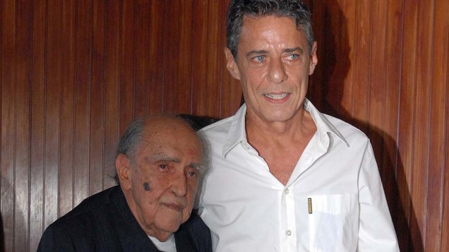 Oscar Niemeyer com Chico Buarque, em 2007