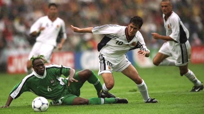 Raul, da Espanha, e Taribo West, da Nigéria, em lance da partida de 1998, em Nantes