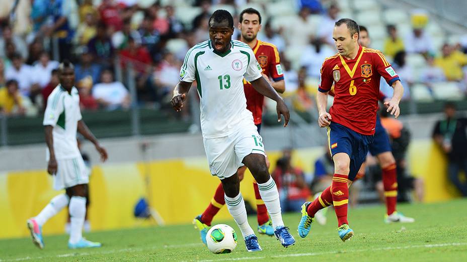 Jogador Fegor Ogude, da Nigéria, durante o jogo contra a Espanha, pela Copa das Confederações, em Fortaleza