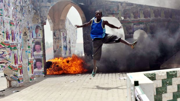 Manifestantes queimam carros e casas nas ruas da Nigéria