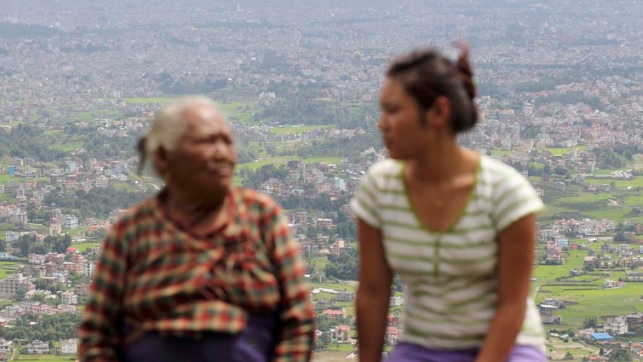 Nina Tamang com sua avó Ratna Maya Tamang na periferia da capital do Nepal. Nina, não pode se tornar uma cidadã do Nepal, apesar de sua mãe ser nepalesa, porque seu pai, que havia abandonado sua mãe depois que Nina nasceu está ausente e ela não tem nenhuma prova oficial de sua nacionalidade