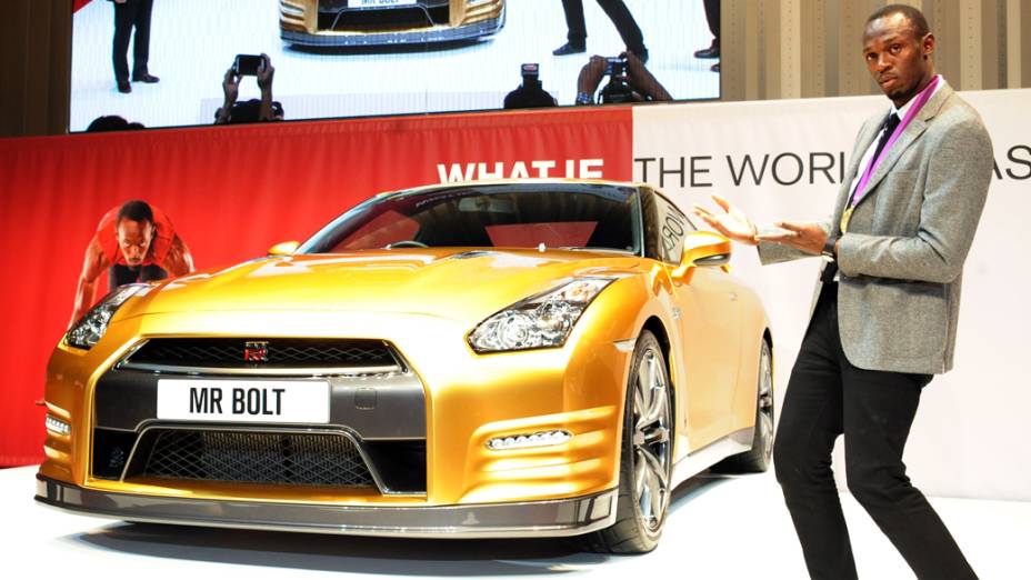 Medalhista de ouro olímpico jamaicano Usain Bolt posa na frente de um GT-R dourado durante evento na sede da Nissan Motor Co, em Yokohama