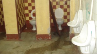 Banheiro do alojamento que funciona em unidade desativada do Batalhão de Infantaria, em Niterói: equipamentos quebrados