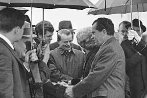 Nixon (à direita) cumprimenta Ted Kennedy em 1969