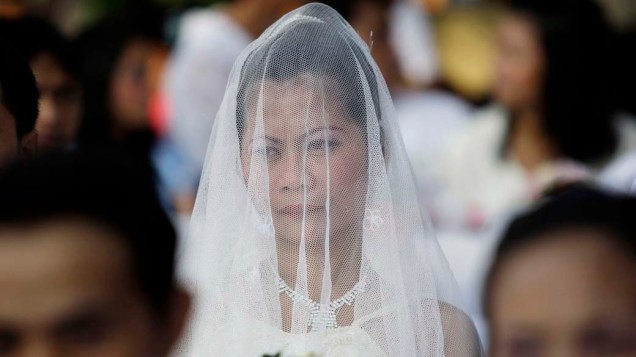Nas Filipinas, noiva durante casamento coletivo na cidade de Taguig. Cerca de 140 casais se juntaram ao casamento coletivo promovido pelo governo local no Dia dos Namorados